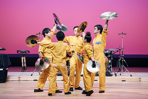 打楽器の迫力ある演奏で始まるオープニング